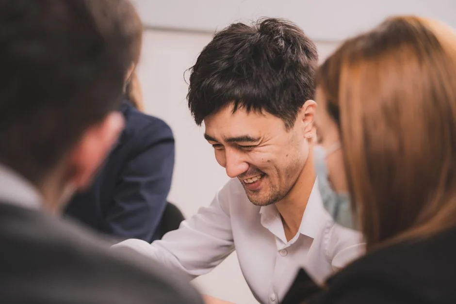 Une équipe variée travaillant ensemble sur des stratégies de marketing digital autour d’une table, avec des ordinateurs portables et des tablettes.